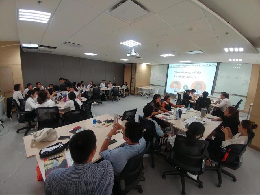 Hình ảnh chuyên gia đào tạo tại Customer Service cho KVAC