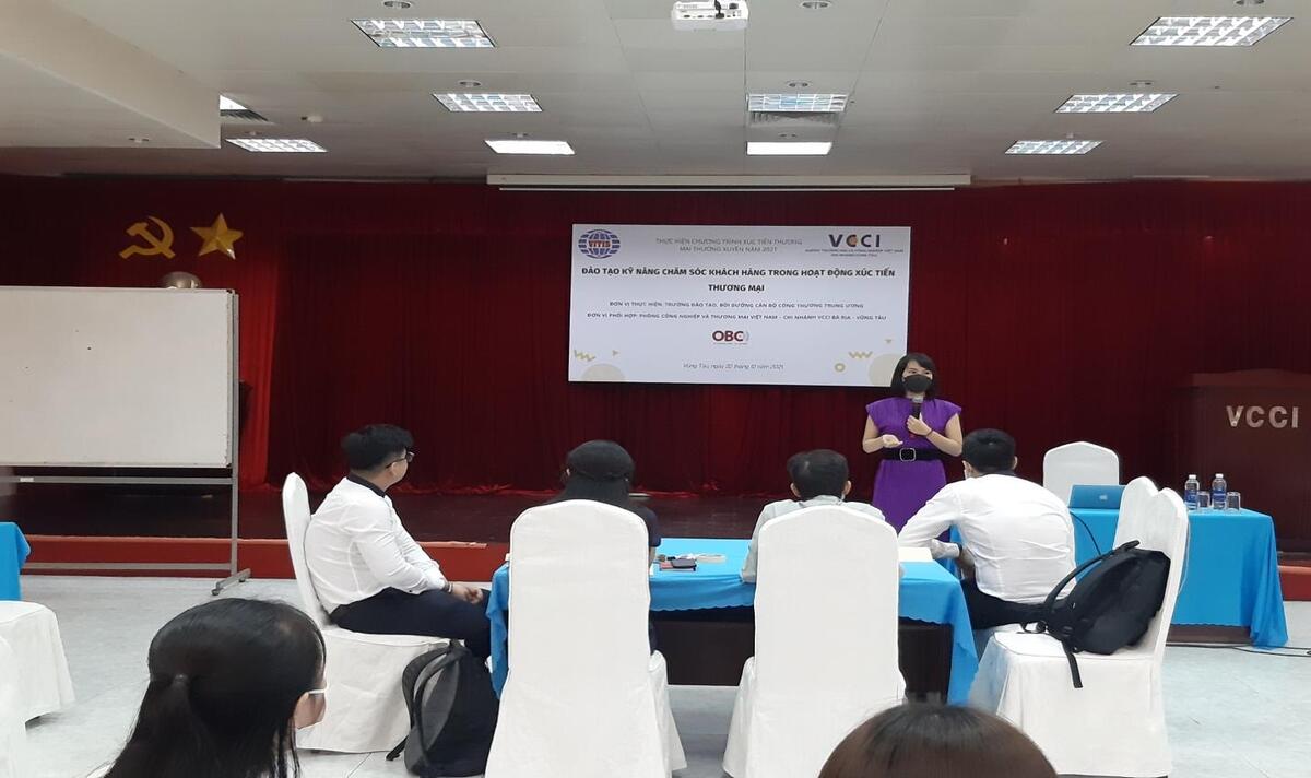 Chuyên gia ThS. Hồ Trúc Vi tại buổi đào tạo kỹ năng CSKH trong xúc tiến thương mại tại Vũng Tàu