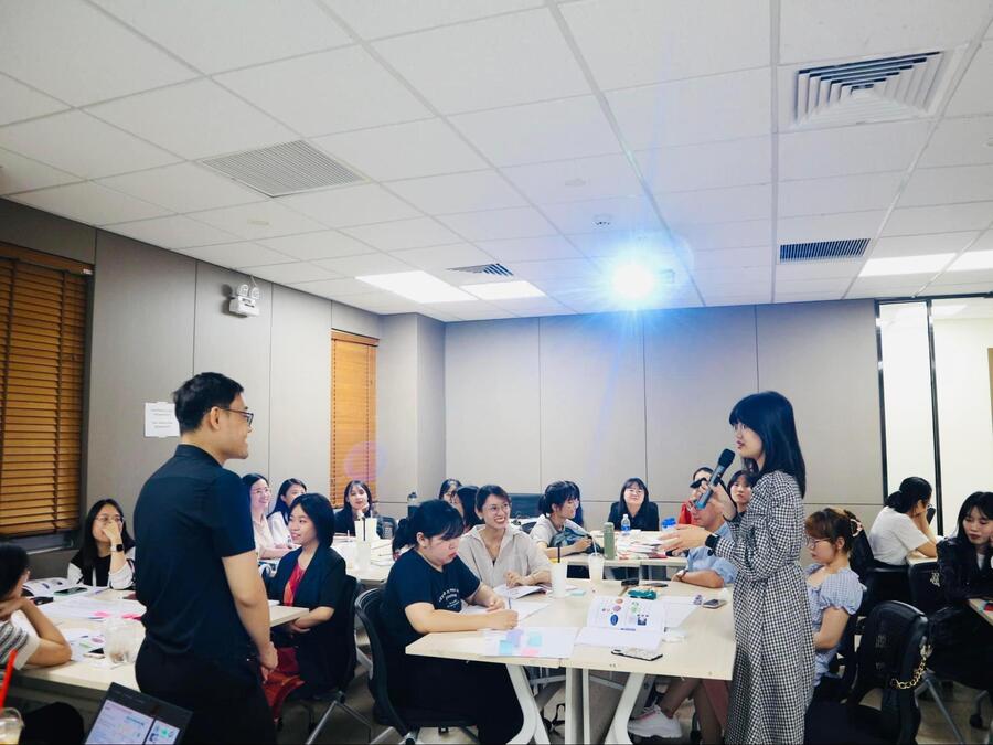 Chuyên gia Phan Trọng Nhân trực tiếp tư vấn và đào tạo đội ngũ nhân sự về các kỹ năng quan trọng trong giao tiếp, xử lý tình huống và cải thiện trải nghiệm khách hàng.