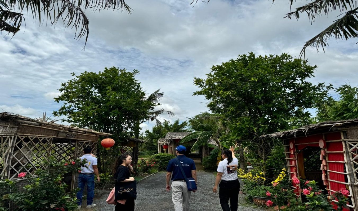 Nhóm nghiên cứu đi thực địa địa danh Chavi Gardent tỉnh Long An