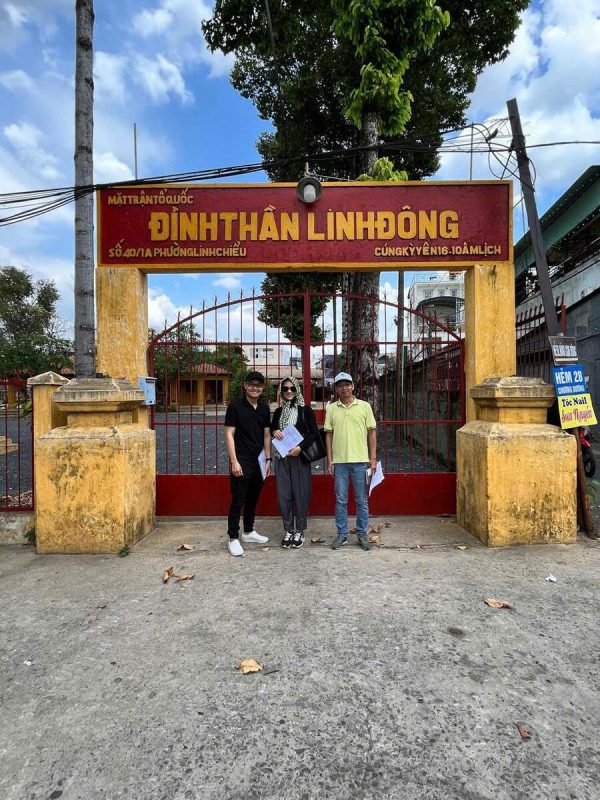 Nhóm chuyên gia đi thực địa tại Đình Thần Linh Đông, thành phố Thủ Đức.