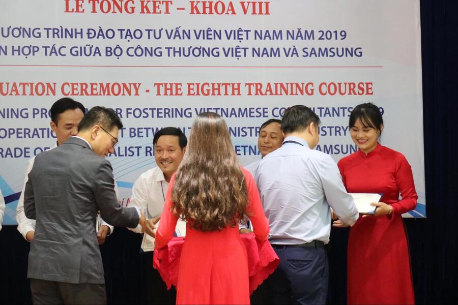 Chứng nhận hoàn thành khóa đào tạo tư vấn viên chuyên nghiệp do Samsung & Bộ Công Thương cấp.