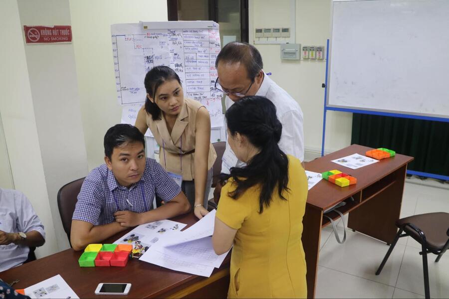 Hình ảnh các chuyên gia tư vấn cùng tham gia khóa đào tạo, thể hiện tính kết nối và hợp tác.