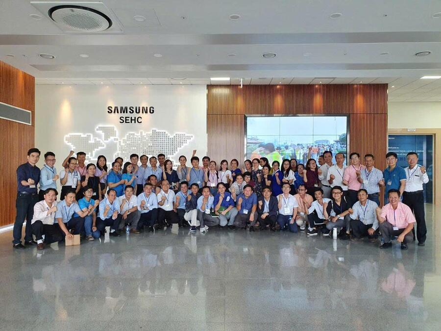 Hình ảnh các chuyên gia tư vấn cải tiến sản xuất đi thực tế học hỏi tại công ty Samsung Việt Nam