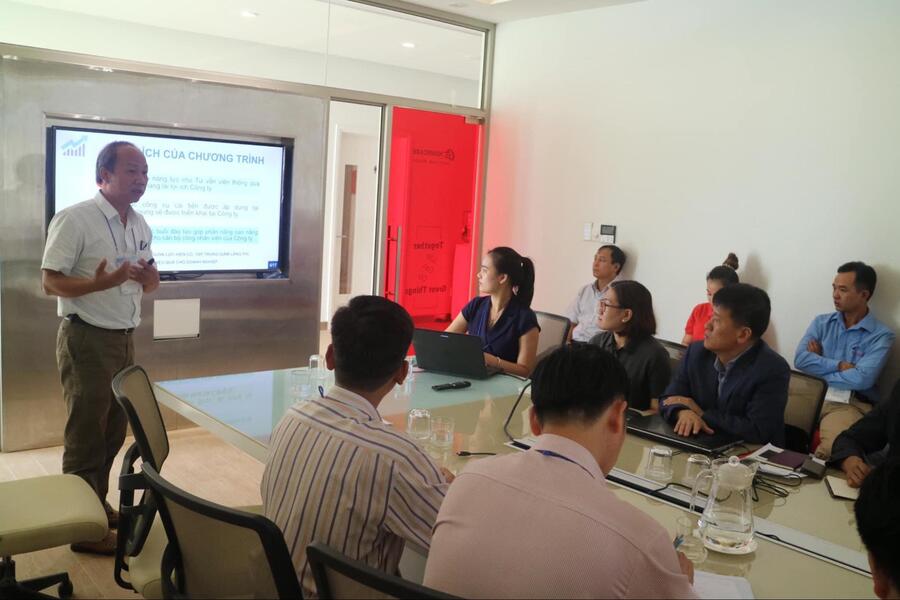 Chuyên gia sư vấn sản xuất họp trao đổi và chia sẻ tại phiên tư vấn chiến lược cho công ty Điện Quang