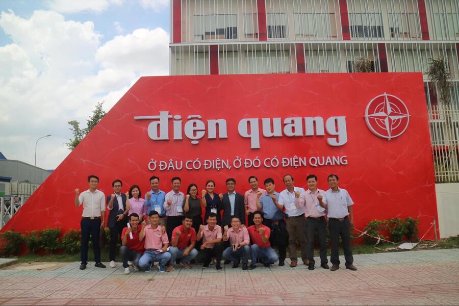 Chuyên gia tư vấn sản xuất ThS. Hồ Trúc Vi chụp ảnh lưu niệm tại Điện Quang