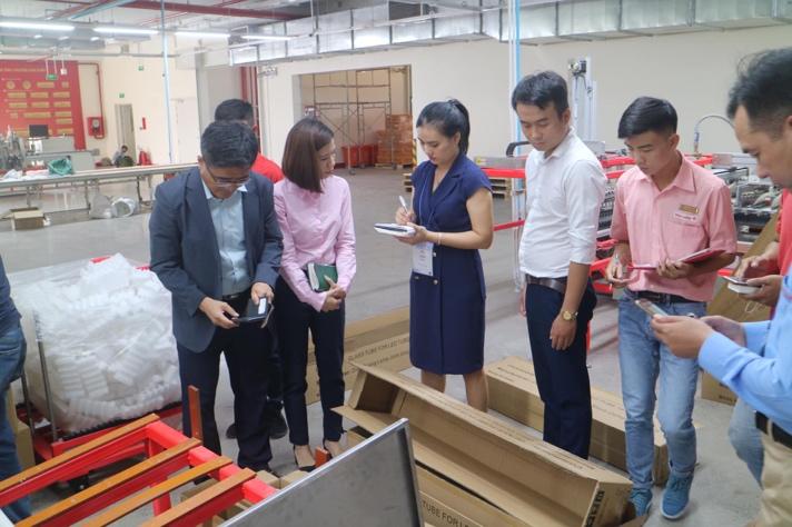 Hình ảnh chuyên gia khảo sát quy trình sản xuất tại Điện Quang