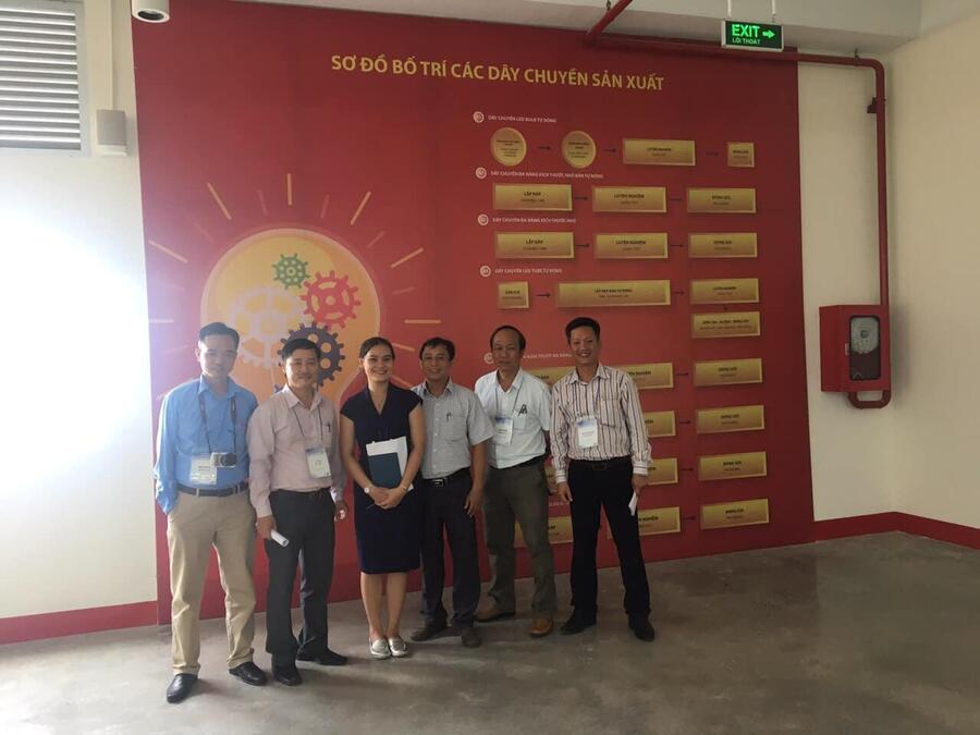 Team tư vấn sản xuất tham quan dây chuyền sản xuất thực tế tại công ty Điện Quang