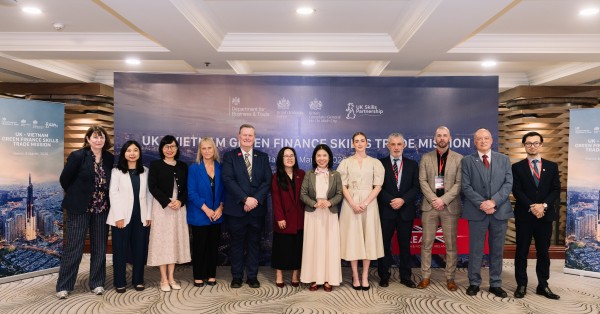 Đại diện Phái đoàn Chuyên gia Kỹ năng Tài chính Xanh Vương quốc Anh (UK Skills Mission) chụp ảnh lưu niệm cùng các đối tác Việt Nam và đại diện Tổng Lãnh sự quán Anh tại hội thảo.