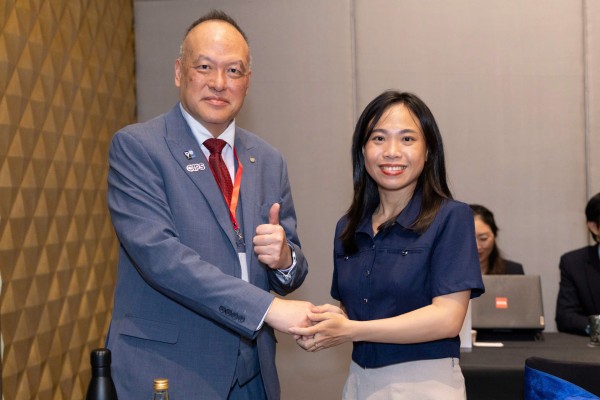 Tiến sĩ Nguyễn Thị Kiều Chi (Dự án Asia R&D) cùng đại diện đoàn chuyên gia Kỹ năng Tài chính Xanh Vương quốc Anh tại hội thảo. 